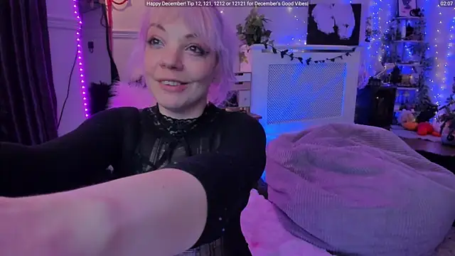 LunaWoolfie's cam snapshot