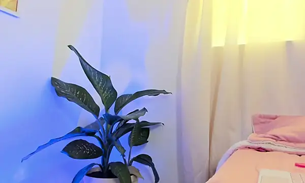 canelleGarces's cam snapshot