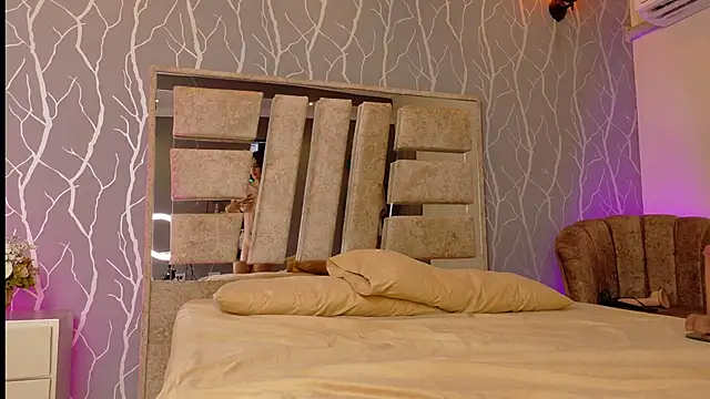 Julia_rivers's cam snapshot