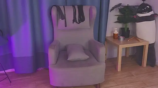 laracroftmansion's cam snapshot