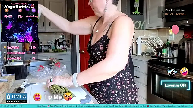 YogaHottie76's cam snapshot