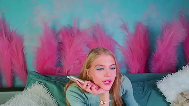 4example_Chloe's cam snapshot