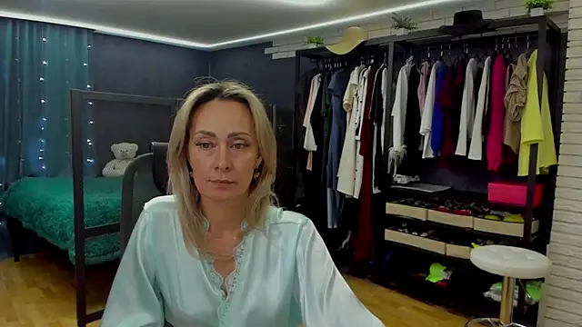 Julia_Cherry_'s cam snapshot