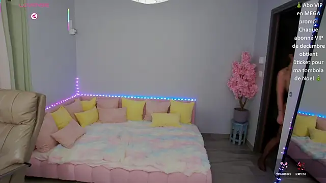 JuneLaFrenchie's cam snapshot