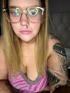 CurvyGirlMyla's cam snapshot