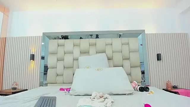 ikia_lopez_'s cam snapshot