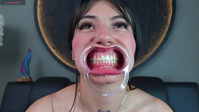 miss_sharlotte18's cam snapshot