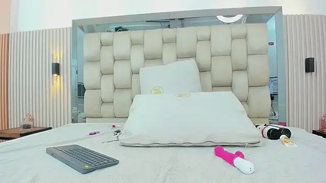 ikia_lopez_'s cam snapshot