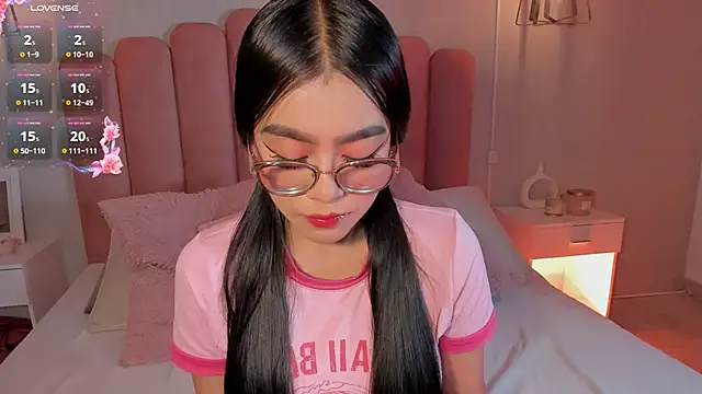 mara_swan_'s cam snapshot