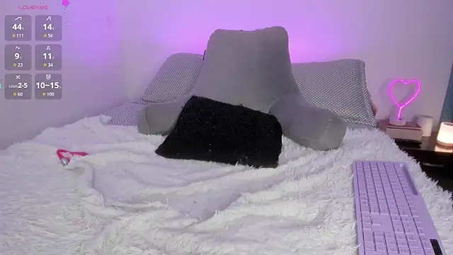 _lucianapalmer's cam snapshot