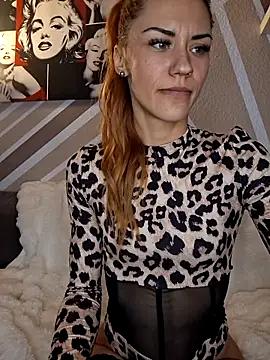 SlimBellaa live sex cam