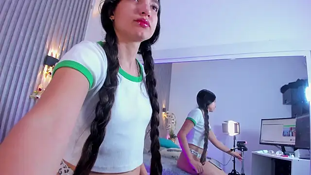 CharloteBrown_'s cam snapshot