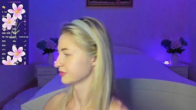 Julie_Blaze's cam snapshot