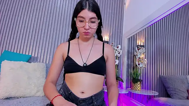 CharloteBrown_'s cam snapshot