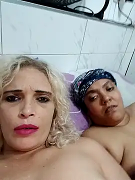 2Juicy_pussy's cam snapshot