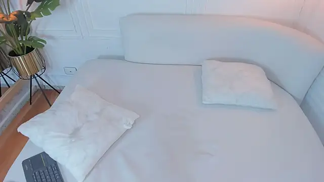 zara_rosses1's cam snapshot