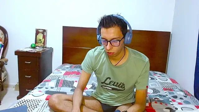 DavTwink3100 live sex cam