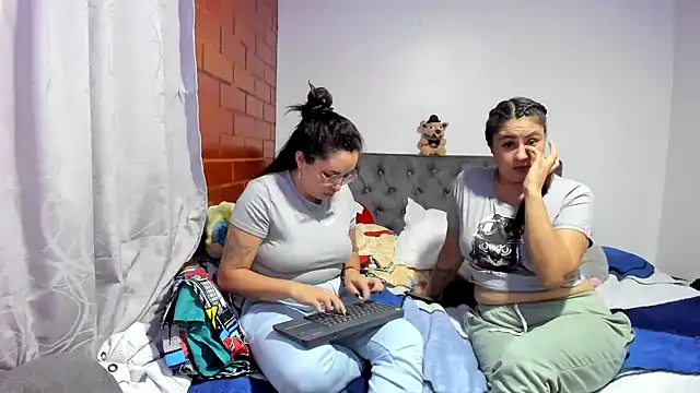 _girls_on_fire_'s cam snapshot