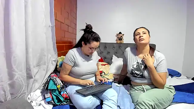 _girls_on_fire_'s cam snapshot