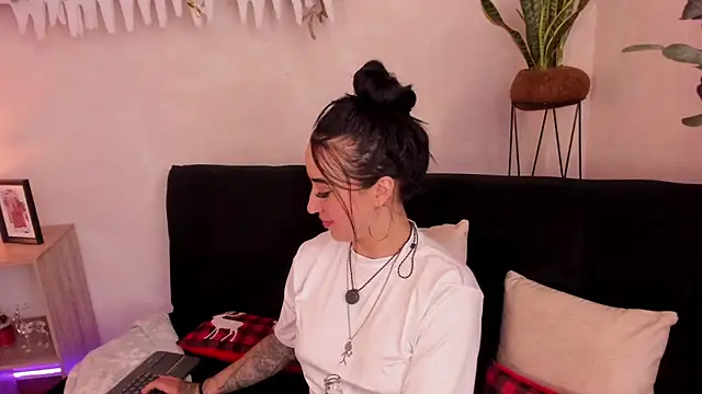 EmmyEvans1 live sex cam