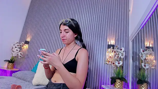 CharloteBrown_'s cam snapshot