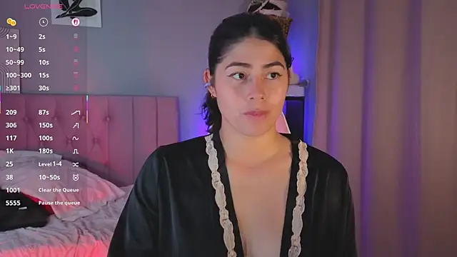 LoaLuxury's cam snapshot