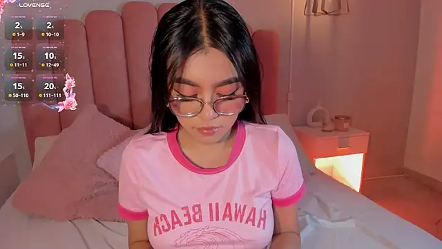 mara_swan_'s cam snapshot