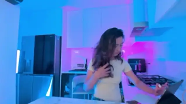 little-Emma's cam snapshot