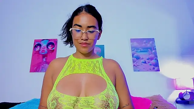 tyra_bankss_'s cam snapshot