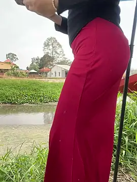 BigAssBee live sex cam