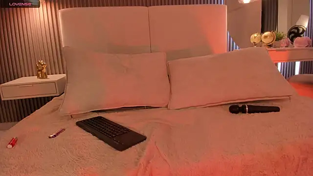 Zoewhitte's cam snapshot