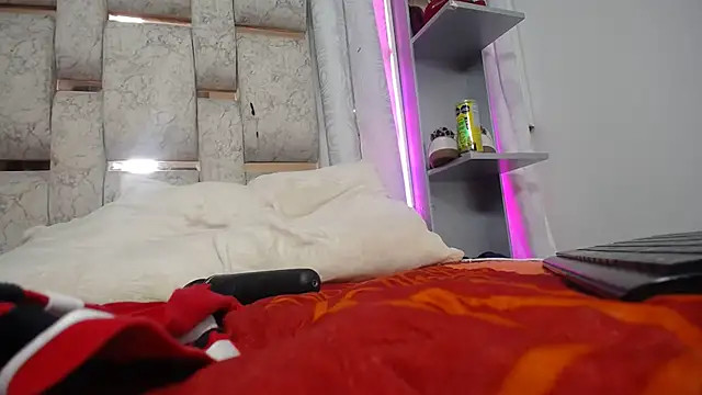 KEYRA-MILLER-'s cam snapshot