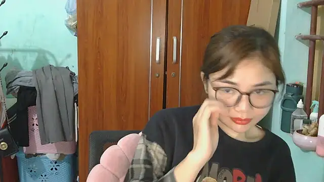 Uhem112 live sex cam