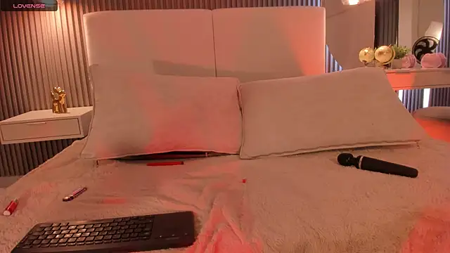 Zoewhitte's cam snapshot