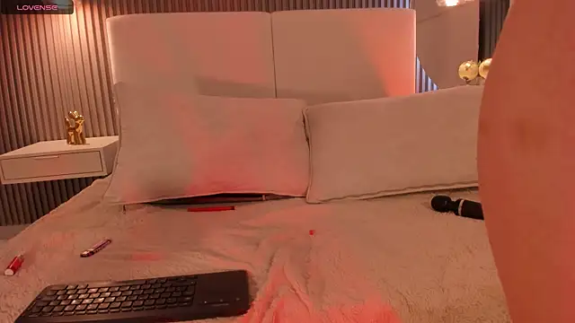 Zoewhitte's cam snapshot