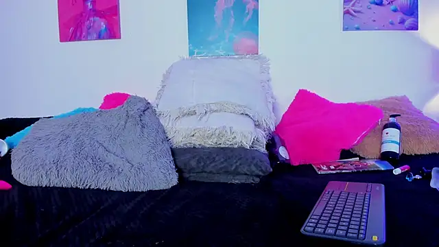 tyra_bankss_'s cam snapshot