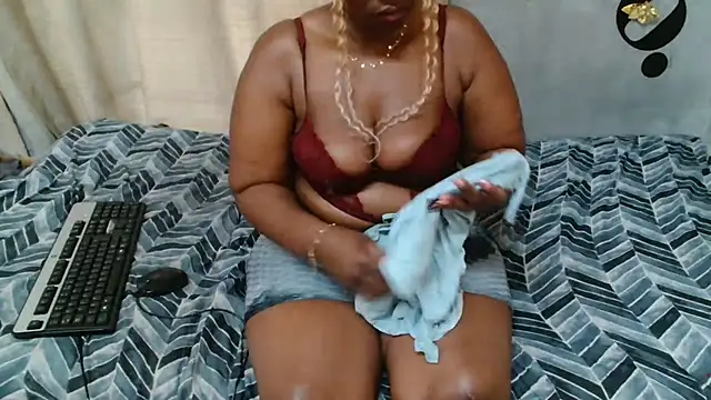 curvydarckcohocolate's cam snapshot