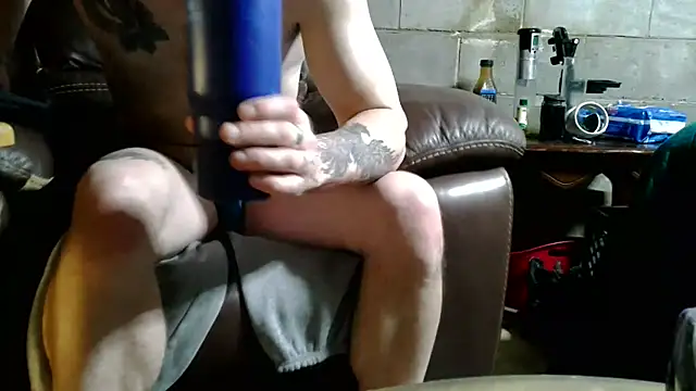 Luv2SuckBWC92 live sex cam