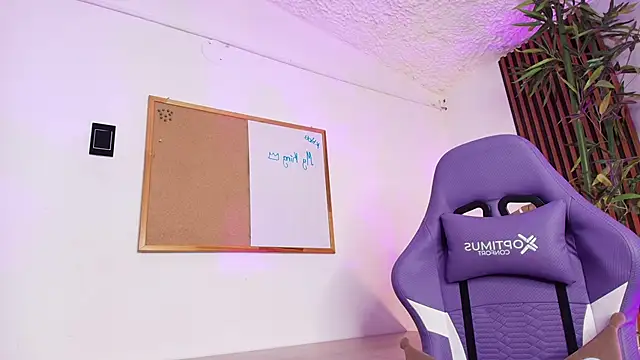 Khloe_Johnson18's cam snapshot