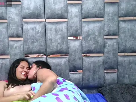 Sofi_y_Sarahx's cam snapshot