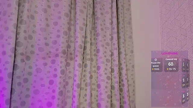 Selena_fox7 live sex cam