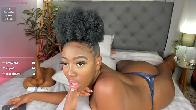 EmaaaBrown_'s cam snapshot