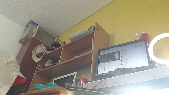 EmmyHornyDirty's cam snapshot