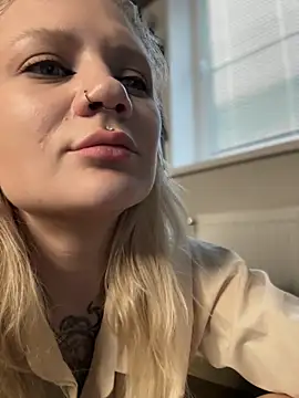 TeaseKitten-'s cam snapshot