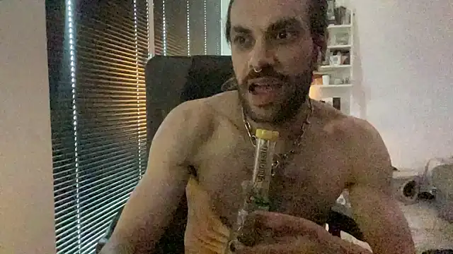 P4RtYBOII92 live sex cam