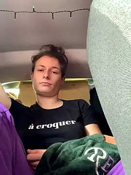 GoldenPussy1329's cam snapshot