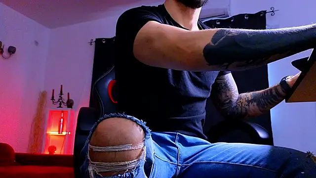 MightyAaron66 live sex cam