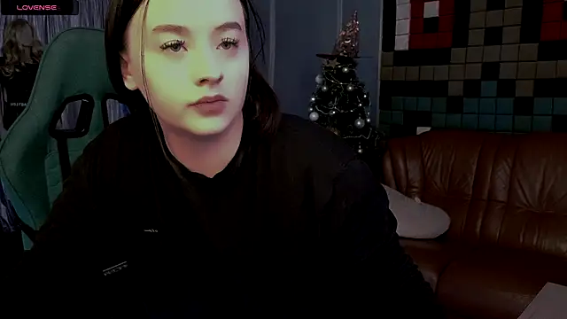 LaraBenson_'s cam snapshot