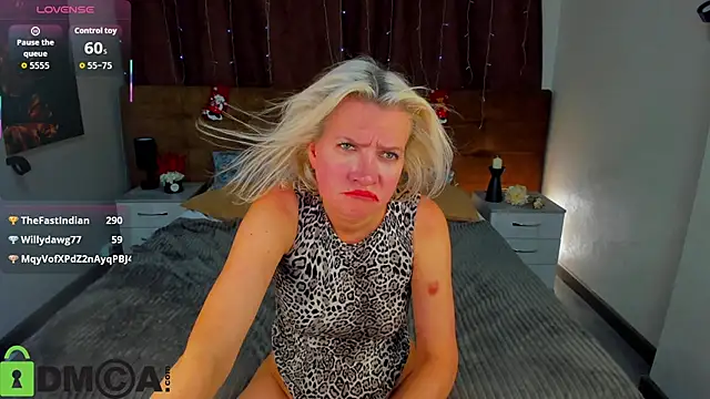 Luna__Lewis's cam snapshot