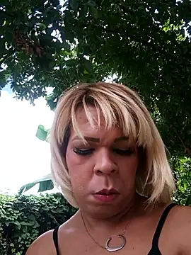 blondebitchlitle live sex cam